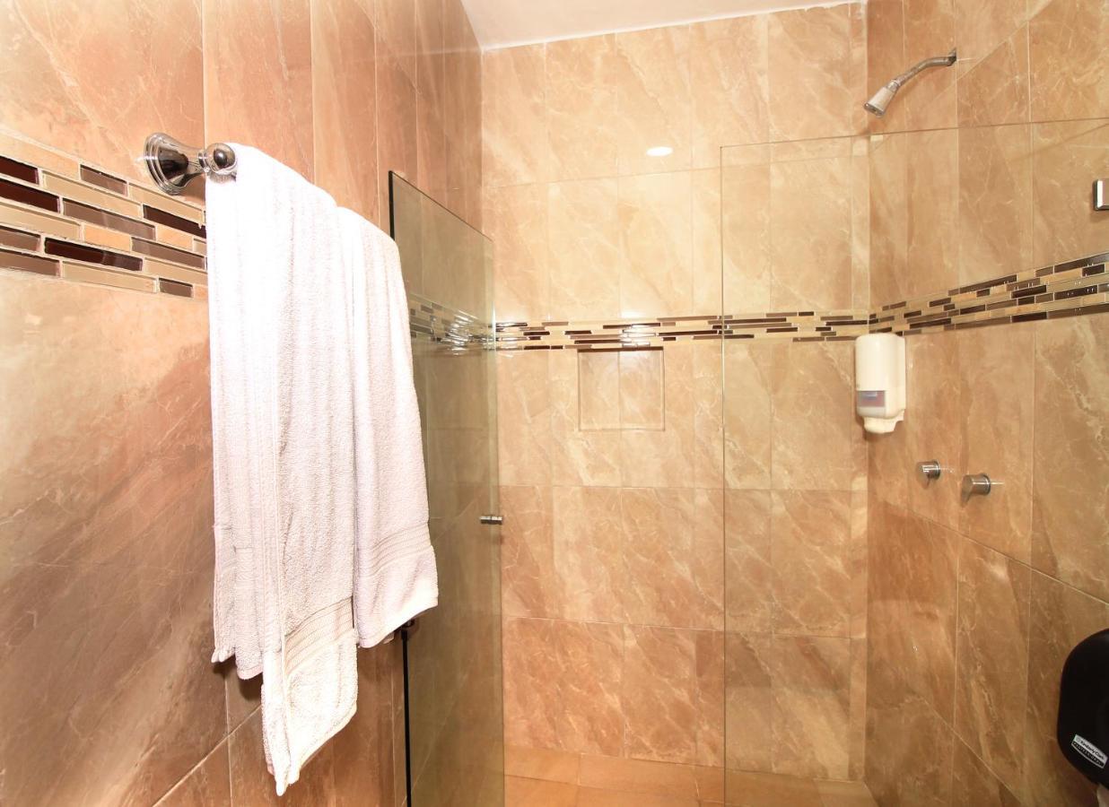 Papagayo Hotel Boutique Playa del Carmen Zewnętrze zdjęcie A shower with a sliding door